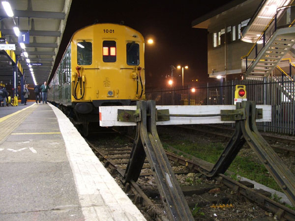 [PHOTO: train stopped in bay platform, night: 73kB]