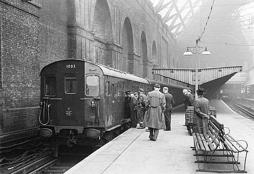 [PHOTO: Train in station with hatted gentlemen: 41kB]