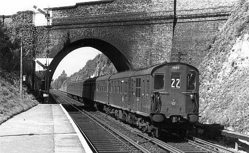 [PHOTO: Train framed by brick-arch bridge: 47kB]