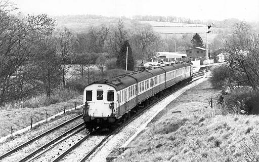 [PHOTO: Train in countryside with semaphore signal: 43kB]