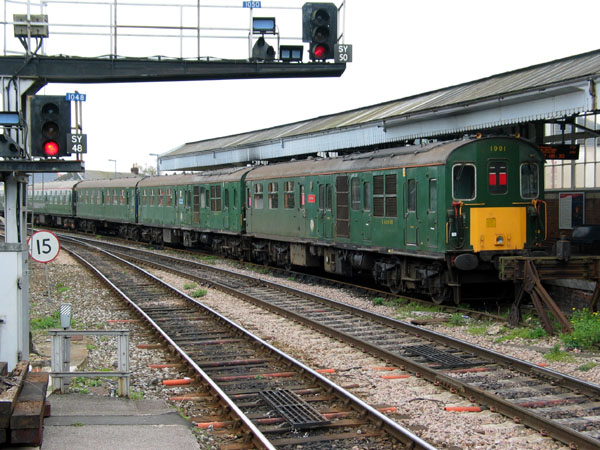 [PHOTO: green train parked in bay platform: 89kB]