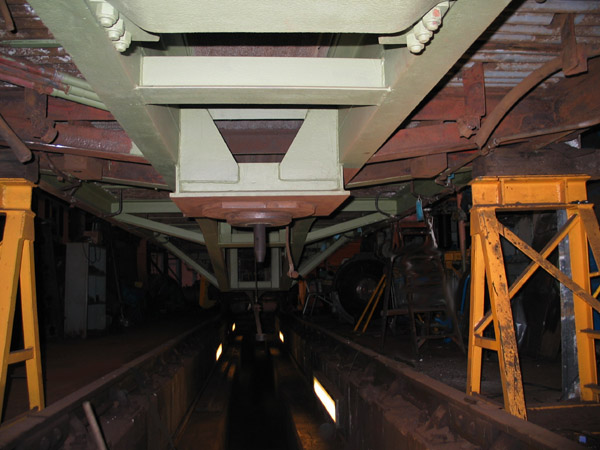 [PHOTO: underside of railway vehicle as seen from inspection-pit: 76kB]