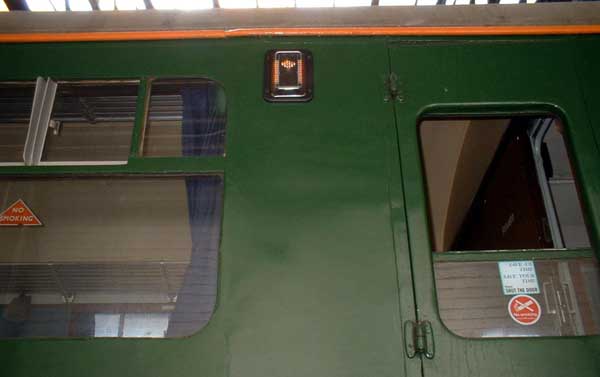 [PHOTO: train bodyside showing lamp illuminated: 18kB]
