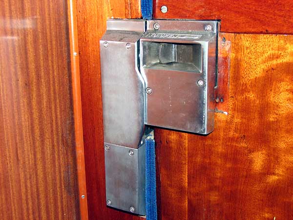 [PHOTO: internal door-handle: 45kB]