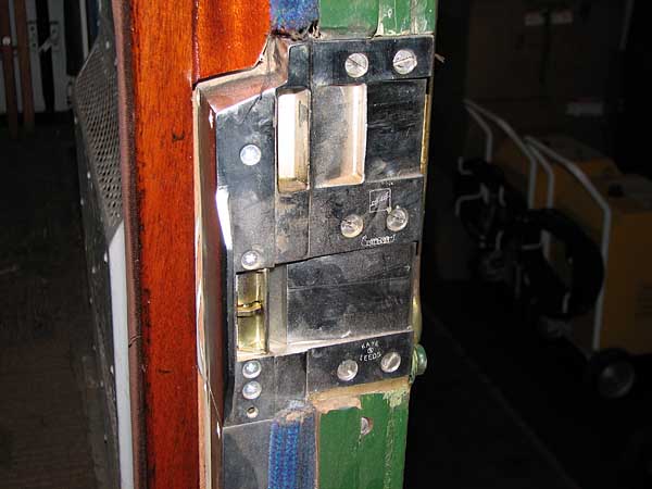 [PHOTO: locking mechanism in doorframe: 34kB]