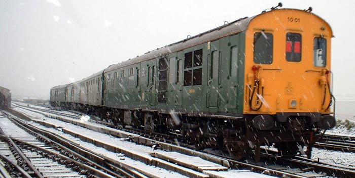 [PHOTO: train leaving depot in snow-shower: 54kB]