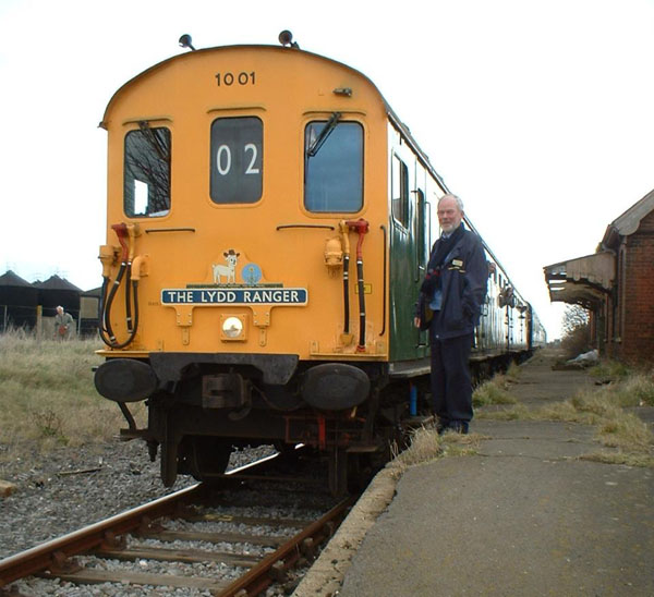 [PHOTO: train and driver at disused station: 69kB]