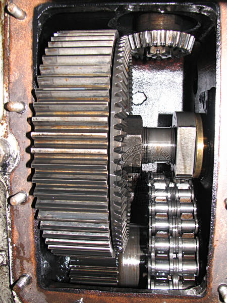 [PHOTO: gears and chain in engine: 76kB]