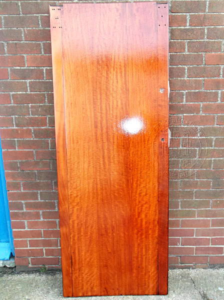 [PHOTO: Wooden door, varnished: 58kB]