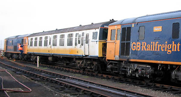 [PHOTO: ex-4TC vehicle between class 73 locos: 43kB]