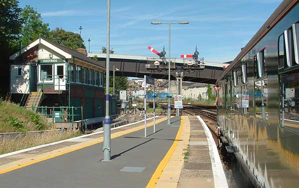 [PHOTO: semaphore signals and cabin, platform and train: 45kB]