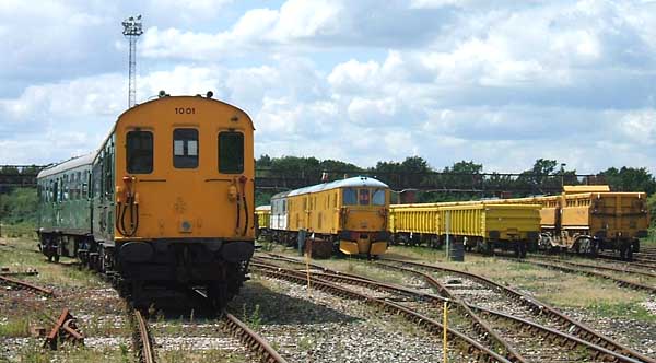 [PHOTO: trains in sidings: 39kB]