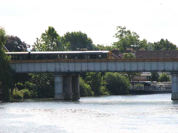 [PHOTO: Train on bridge over river: 36kB]