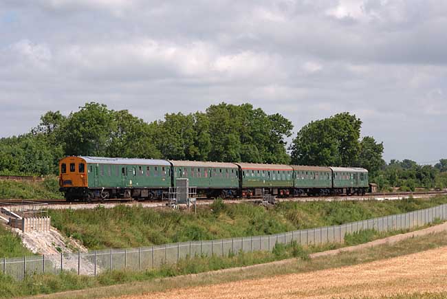 [PHOTO: Train on embankment in sunshine: 44kB]