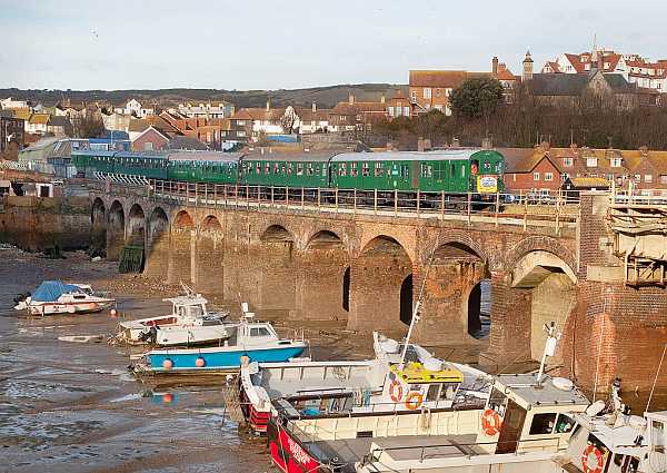 [PHOTO: Train approaching across viaduct over harbour: 52kB]