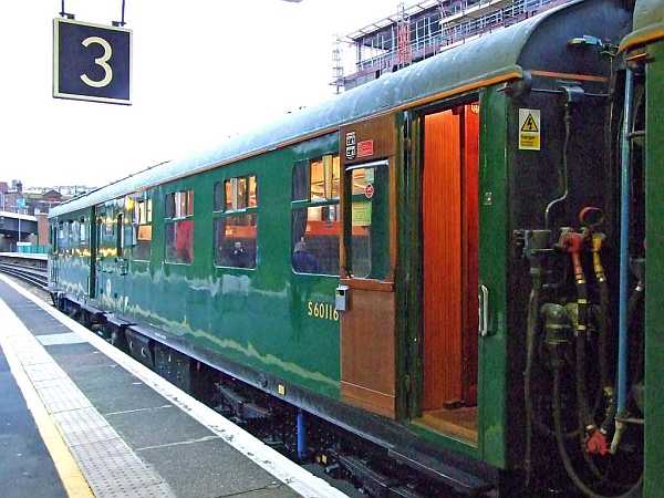 [PHOTO: Train in station platform: 38kB]