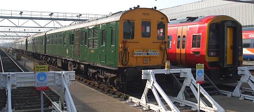 [PHOTO: Trains in sidings: 26kB]