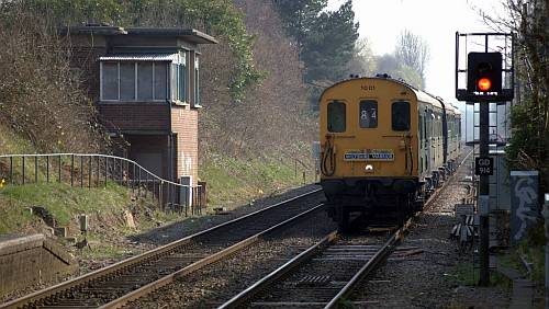 [PHOTO: Train approaching platform: 35kB]