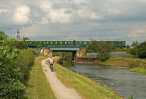 [PHOTO: Train crossing canal and towpath: 41kB]