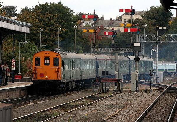 [PHOTO: Train and signals at station: 59kB]