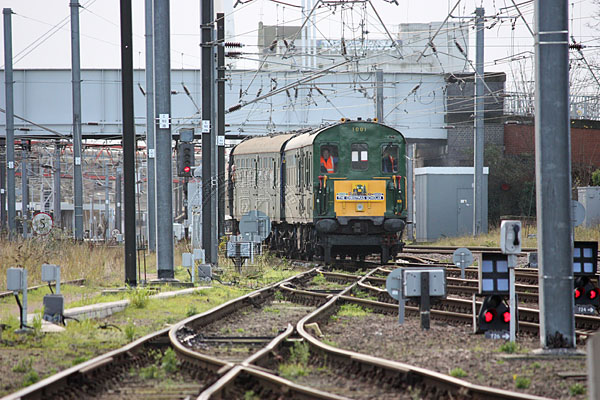 [PHOTO: Our train approaching sidings: 93kB]