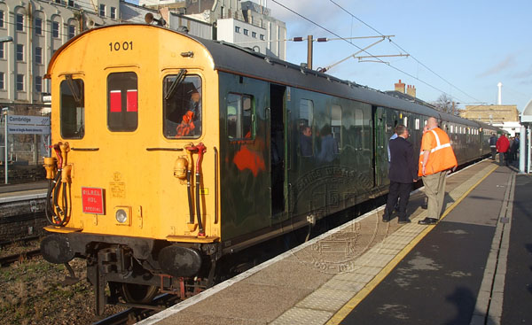 [PHOTO: Train at sunny station: 68kB]