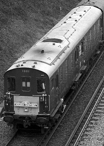 [Black & White PHOTO: Train receding in cutting: 65kB]