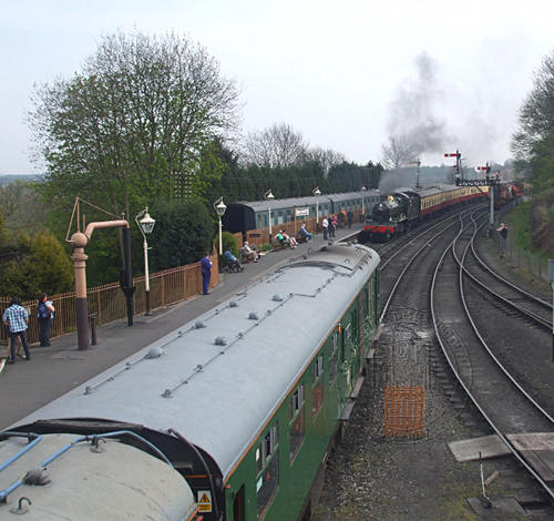 [PHOTO: Steam train approaching Bridgnorth: 66kB]