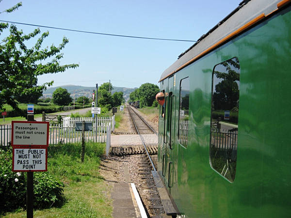 [PHOTO: train and single-track line: 61kB]