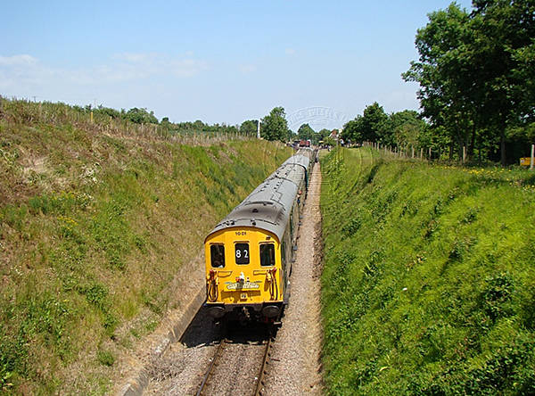 [PHOTO: Train in sunny cutting: 82kB]