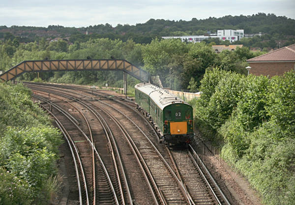 [PHOTO: 2-car train approaching: 82kB]