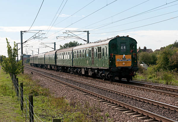 [PHOTO: Train approaching under wires: 68kB]