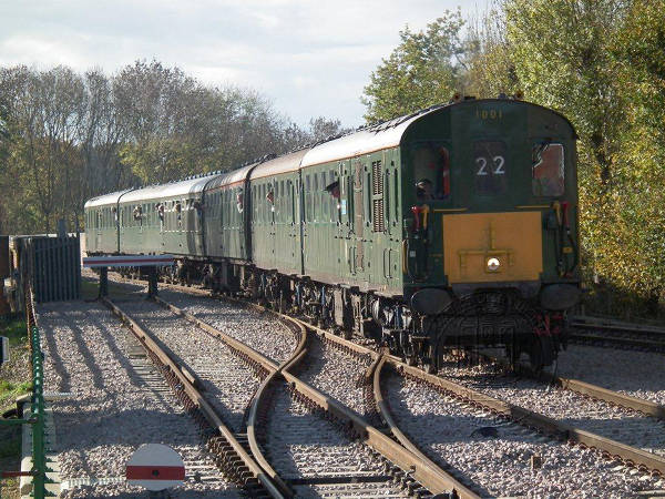 [PHOTO: Train approaching on new track in sunshine: 82kB]