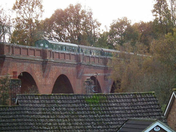 [PHOTO: Train on viaduct: 71kB]