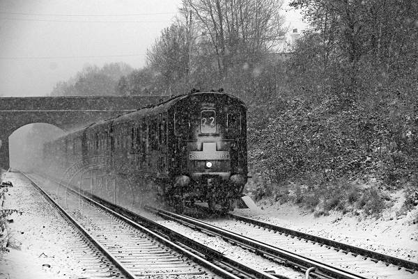 [PHOTO: Train approaching in snowstorm: 67kB]