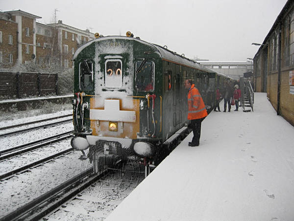 [PHOTO: Train in snowy station: 50kB]