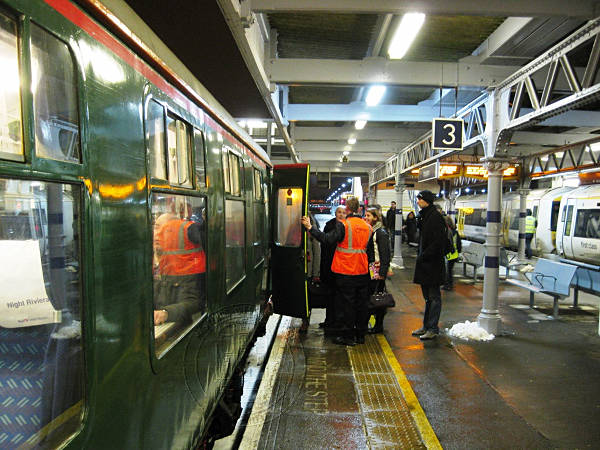 [PHOTO: Train and passengers under platform canopy: 70kB]