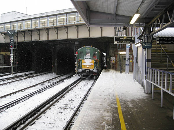 [PHOTO: Train entering platform with snow: 62kB]