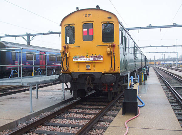 [PHOTO: Train in sidings: 58kB]