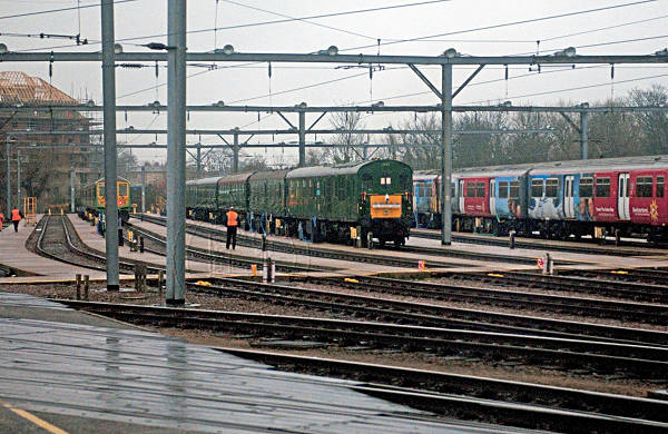 [PHOTO: Train in sidings: 68kB]