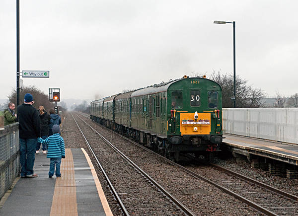 [PHOTO: Train passing platform: 52kB]