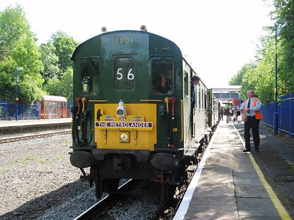 [PHOTO: Train in station platform: 65kB]