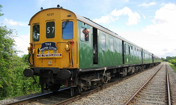 [PHOTO: Train seen from on adjacent track: 51kB]