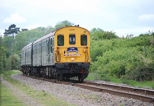 [PHOTO: Train approaches on single track: 56kB]