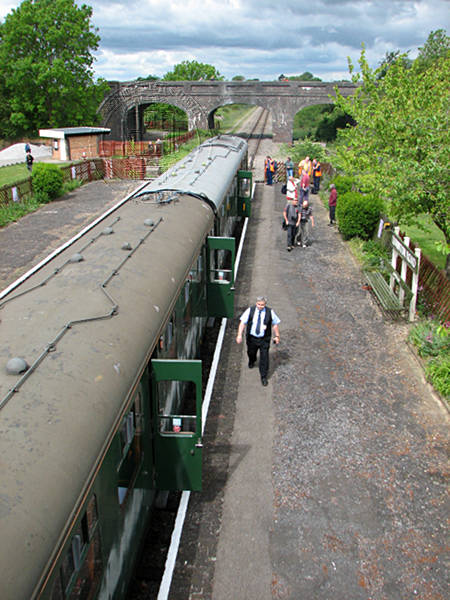 [PHOTO: Train at preserved station: 66kB]