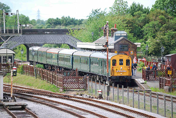 [PHOTO: Train in preserved station: 83kB]