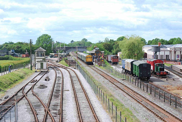 [PHOTO: Preserved station and train: 67kB]