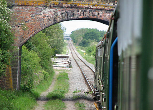 [PHOTO: Railway beneath overbridge: 61kB]