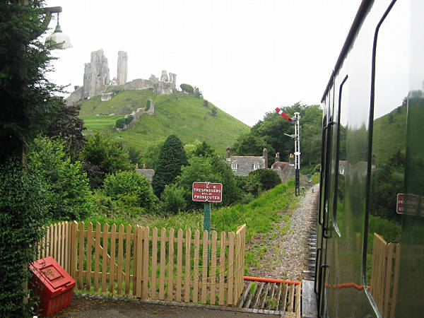 [PHOTO: Train, signal and castle: 63kB]