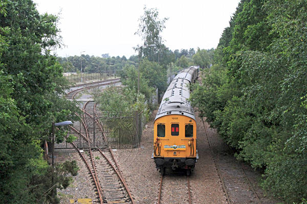[PHOTO: Train passing sidings: 65kB]